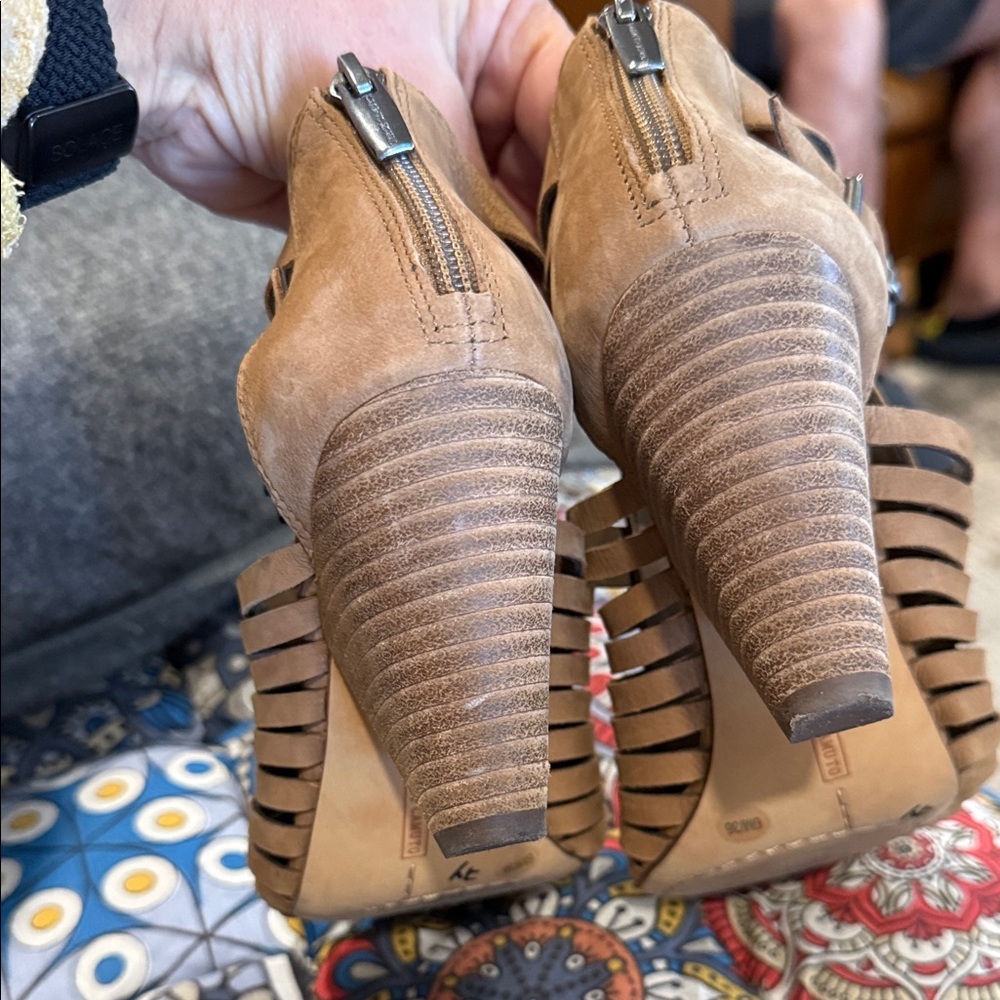 Women's Vince Camuto Tan Brown Strappy Gladiator Sandals Heeled EUC Size 6 - Picture 4 of 9